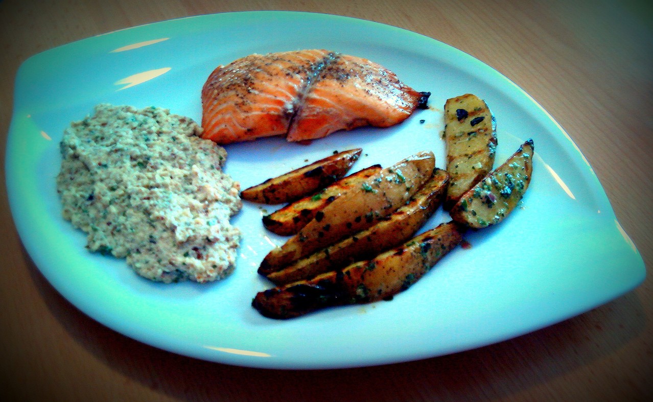 Gegrillter Lachs, karamellisiert in Wood Wraps aus Zedernholz, mit Tarator-Creme und gegrillten Kartoffelspalten mit Kräutern und Butter