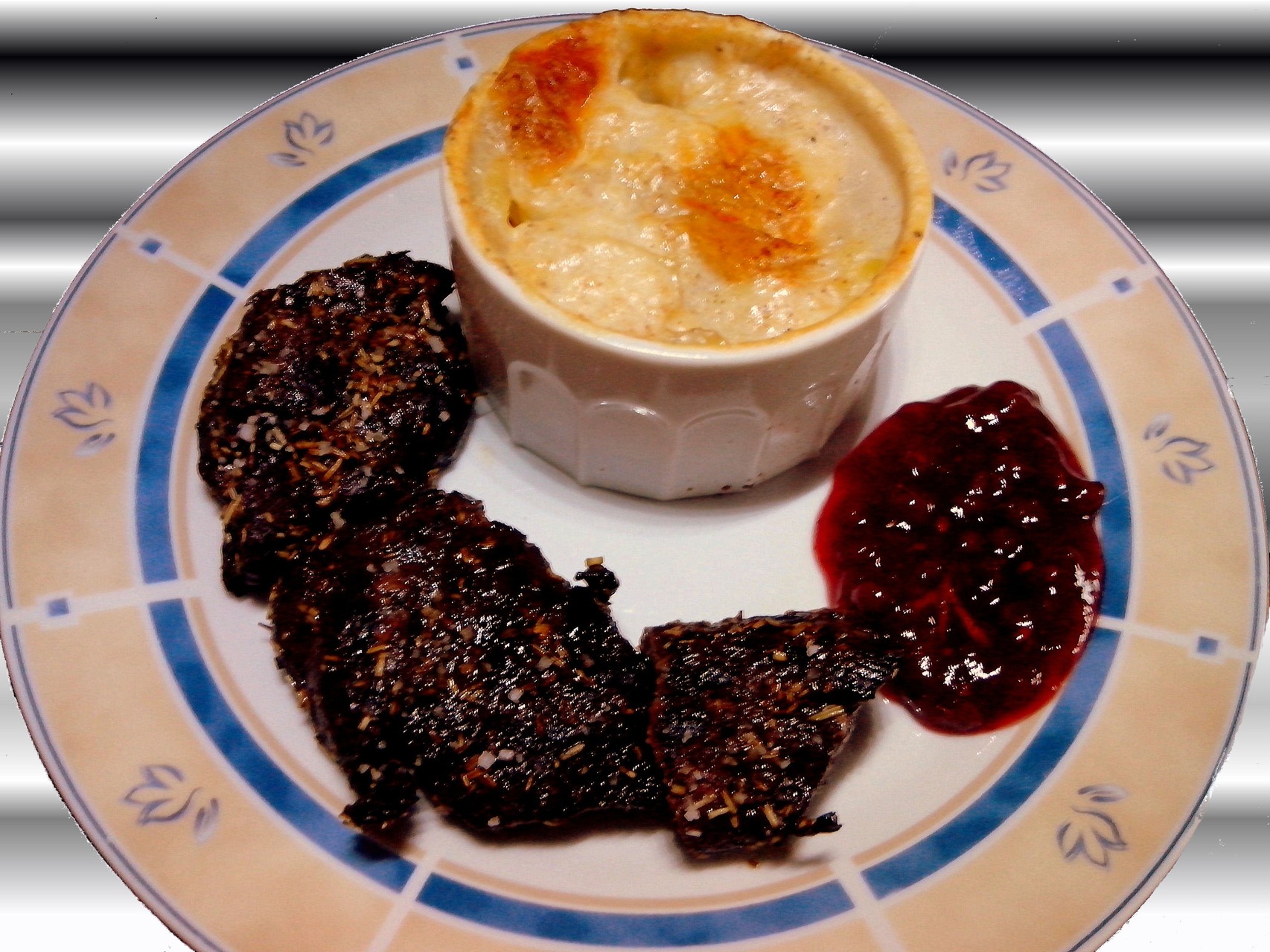 Mariniertes Känguru Steak mit Preiselbeerdip und Kartoffelgratin