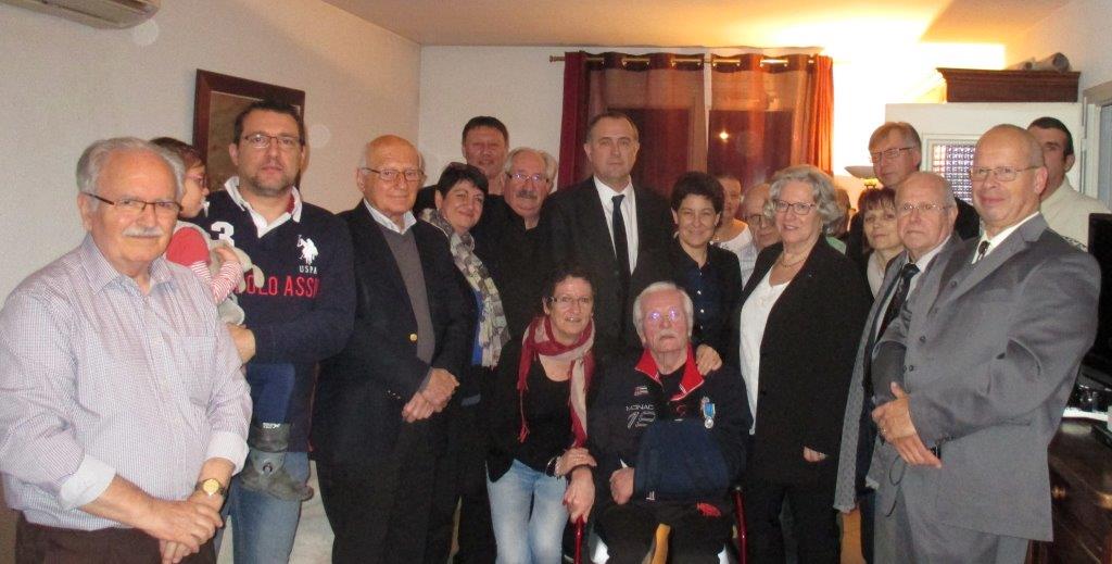 Gérard et Marie Laure entourés de leurs amis. 