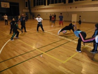 宿泊施設の報徳館は、元小学校。体育館もあります。