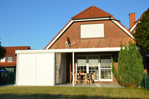 Überdachte Terrasse mit innenliegender Markise