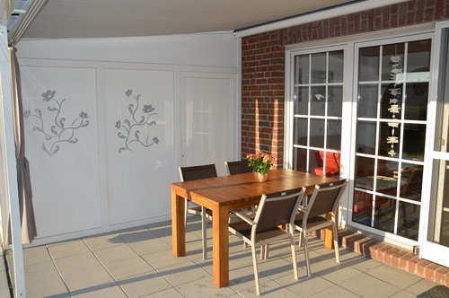Terrasse mit gemütlichen Sitzmöglichkeiten