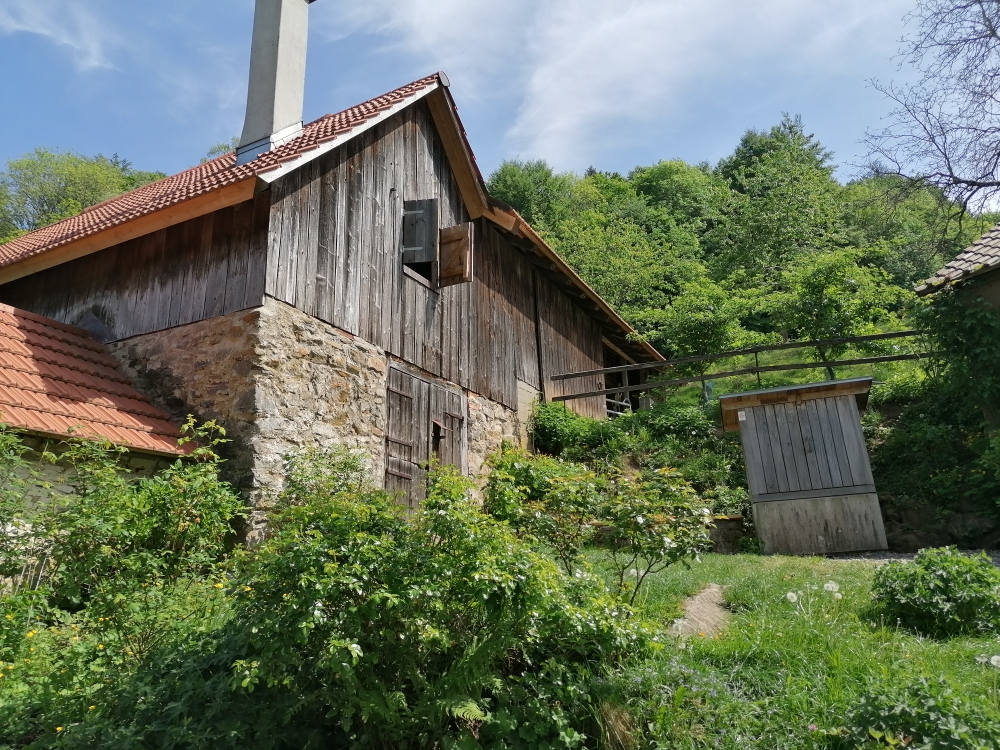 Romantischer Stall mit kleinem, unscheinbaren Naturkühlschrank