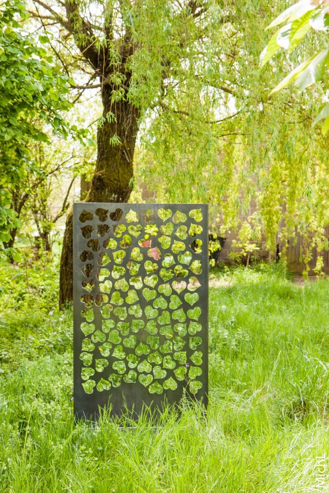 sculpture en acier dans un parc
