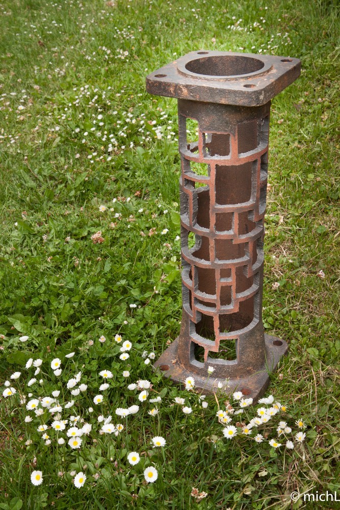 sculpture en acier dans un jardin