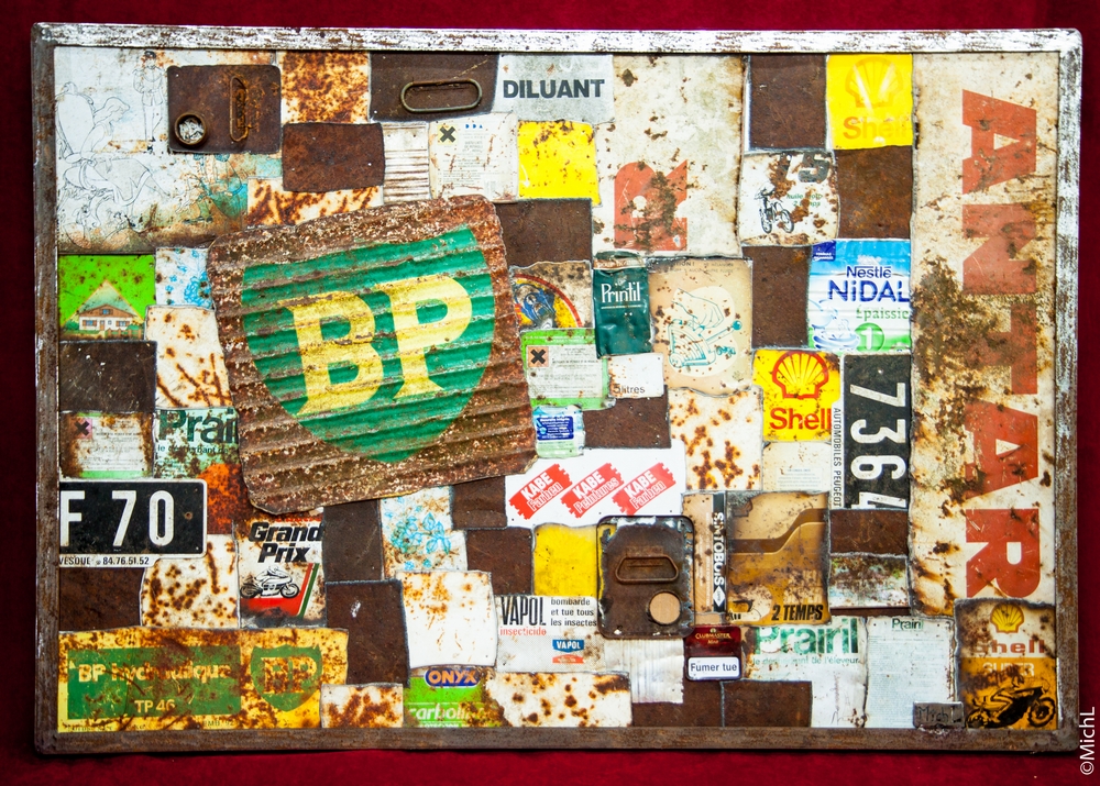 Tableau réalisé avec des déchets de bidons en acier de multiples couleurs