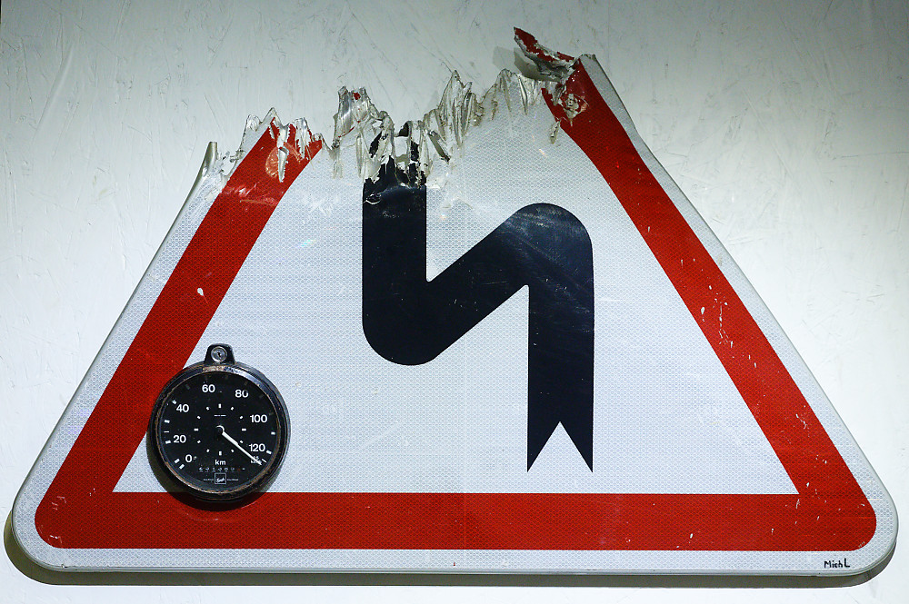 Tableau réalisé à partir d'un panneau de circulation routière "virages dangereux" et d'un compteur de vitesse