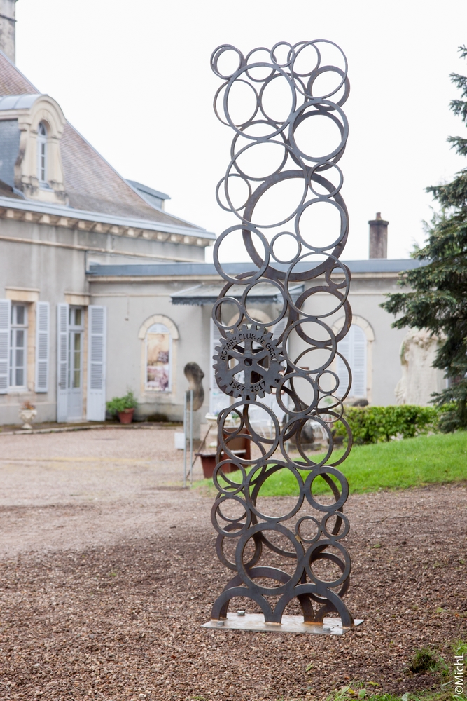 Sculpture monumentale en acier dans le parc d'un musée