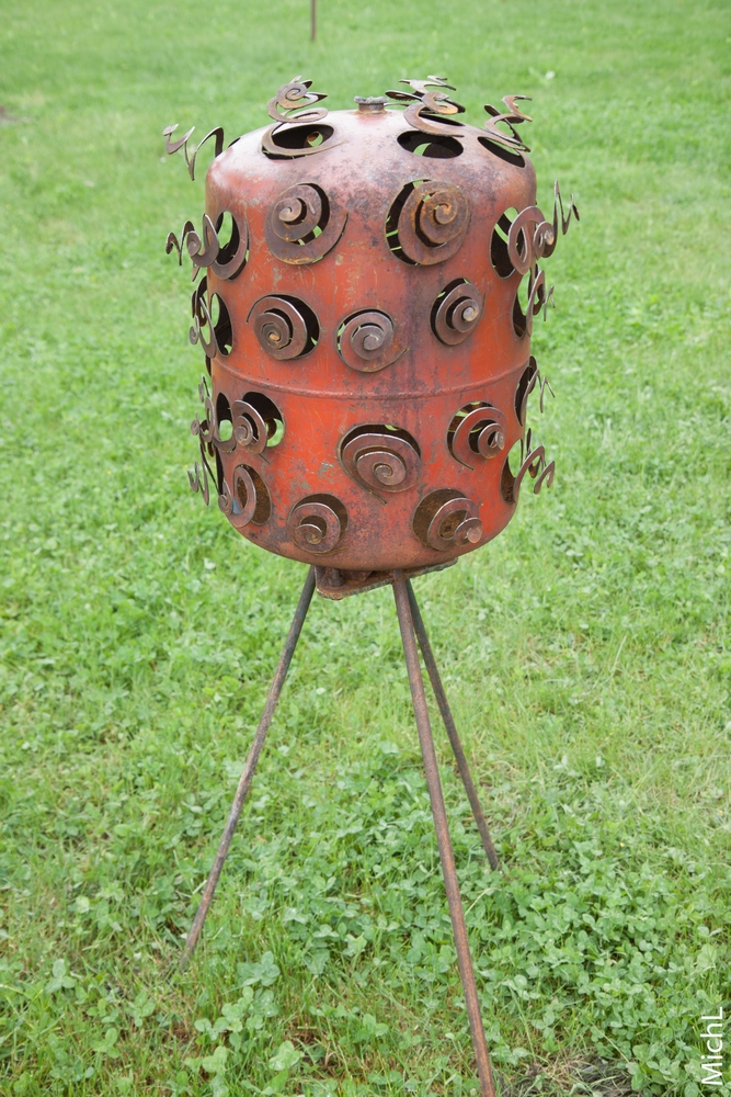 Sculpture en acier dans un parc