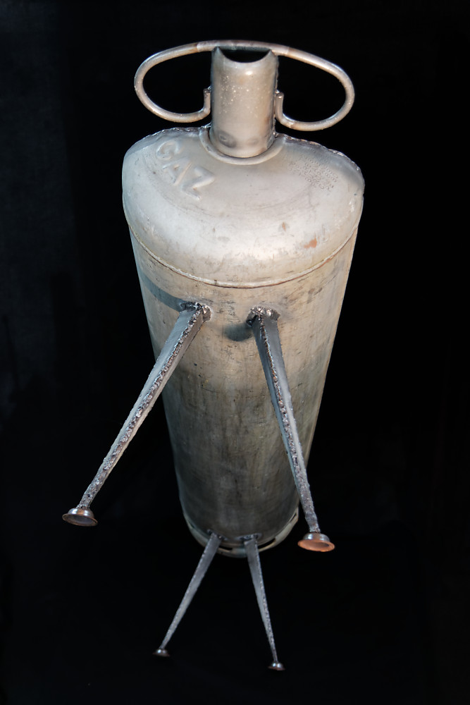 Table basse en acier réalisée à partir d'une bouteille de gaz
