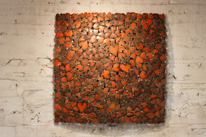 Tableau en acier composé de 365 coeurs rouges