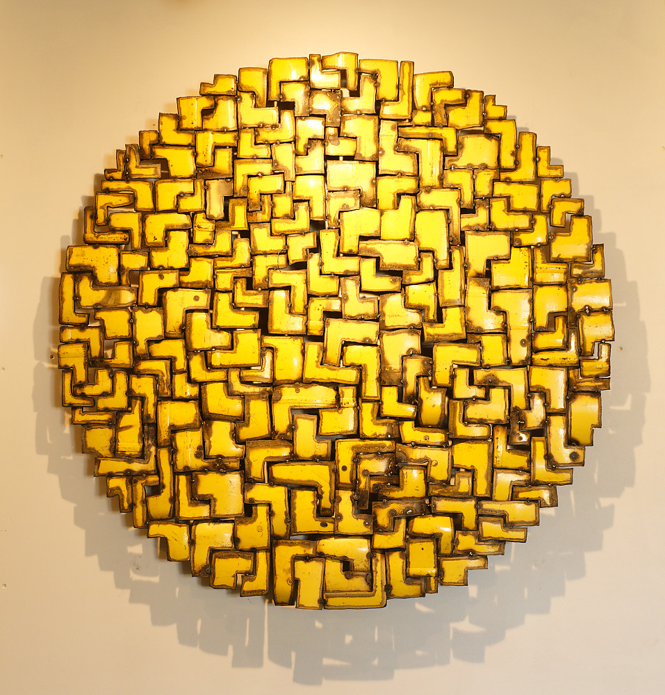 Tableau en acier jaune de forme circulaire