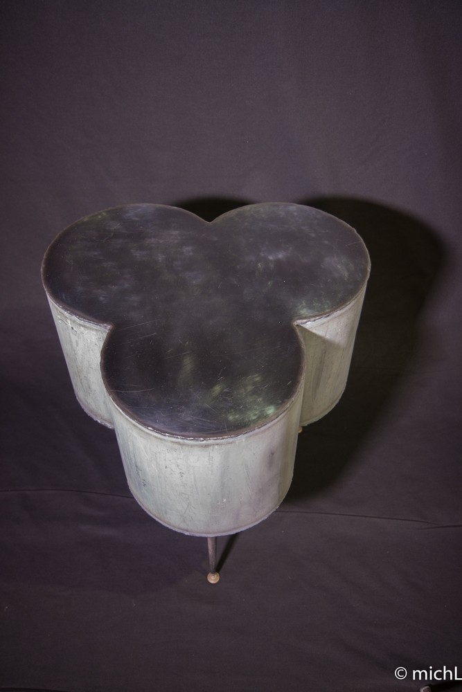 Table basse en acier réalisée à partir d'une bouteille de gaz
