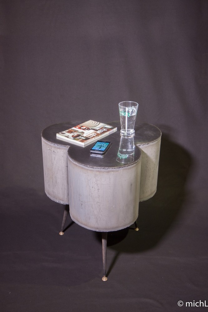Table basse en acier réalisée à partir d'une bouteille de gaz