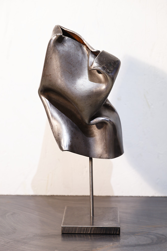 sculpture en acier issue d'une compression