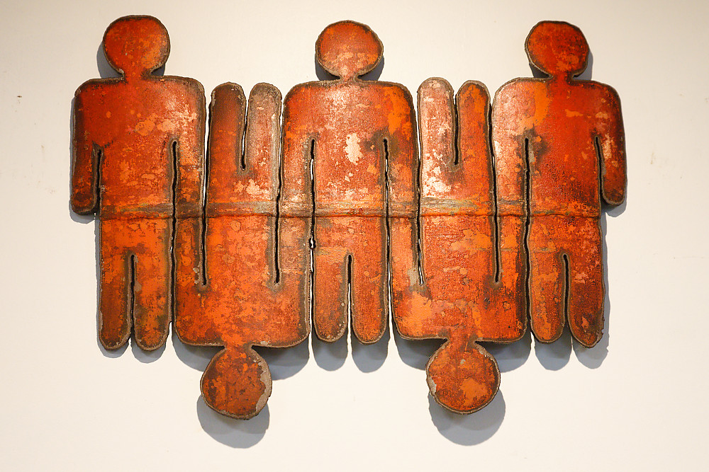 Tableau en acier représentant des personnages rouges