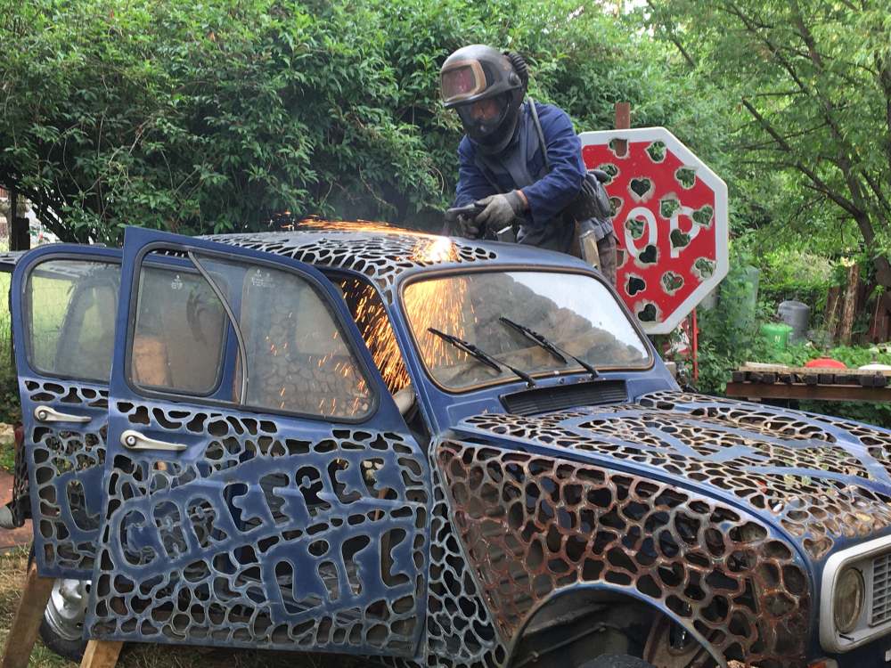 Renault 4 en cours de découpage