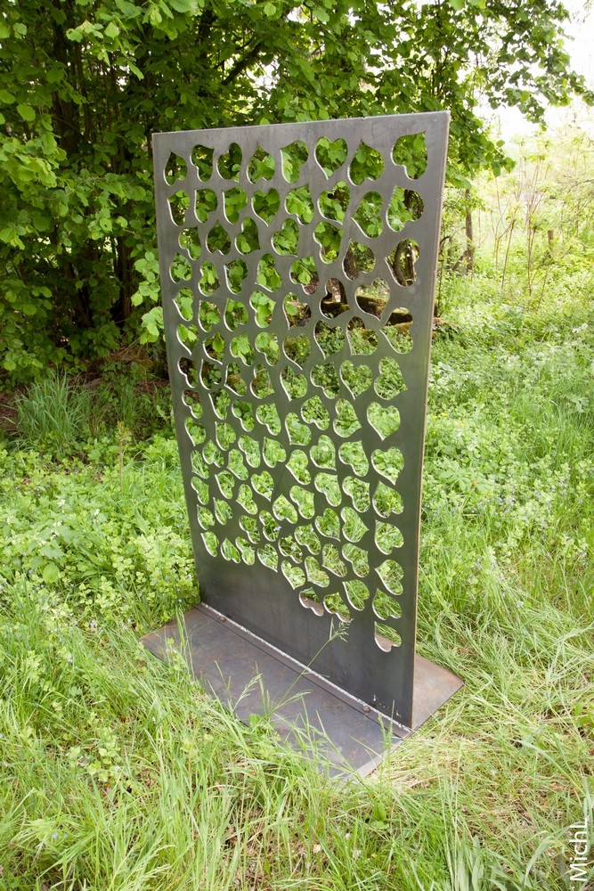 sculpture en acier dans un parc