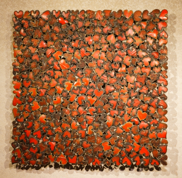 Tableau en acier composé de 365 coeurs rouges