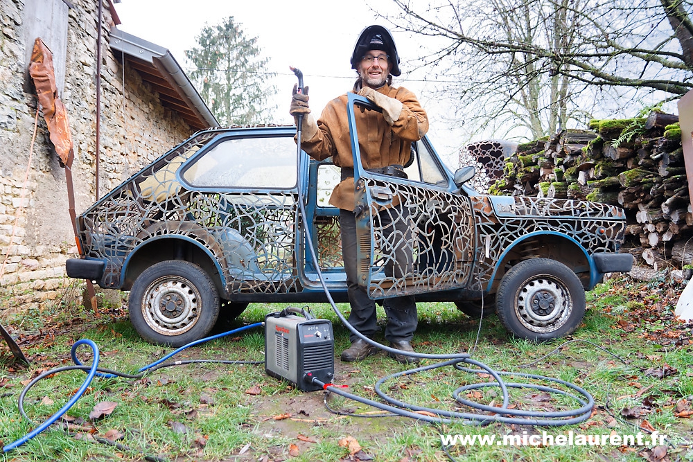 Sculpture en cours d'une voiture, ici une Fiat 127