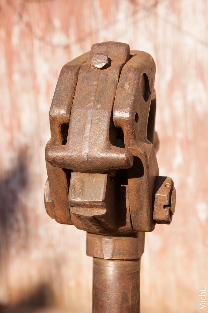 sculpture en acier et en bois