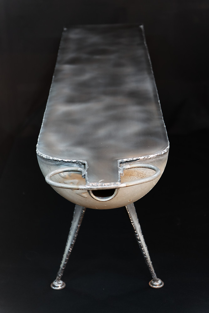 Table basse en acier réalisée à partir d'une bouteille de gaz