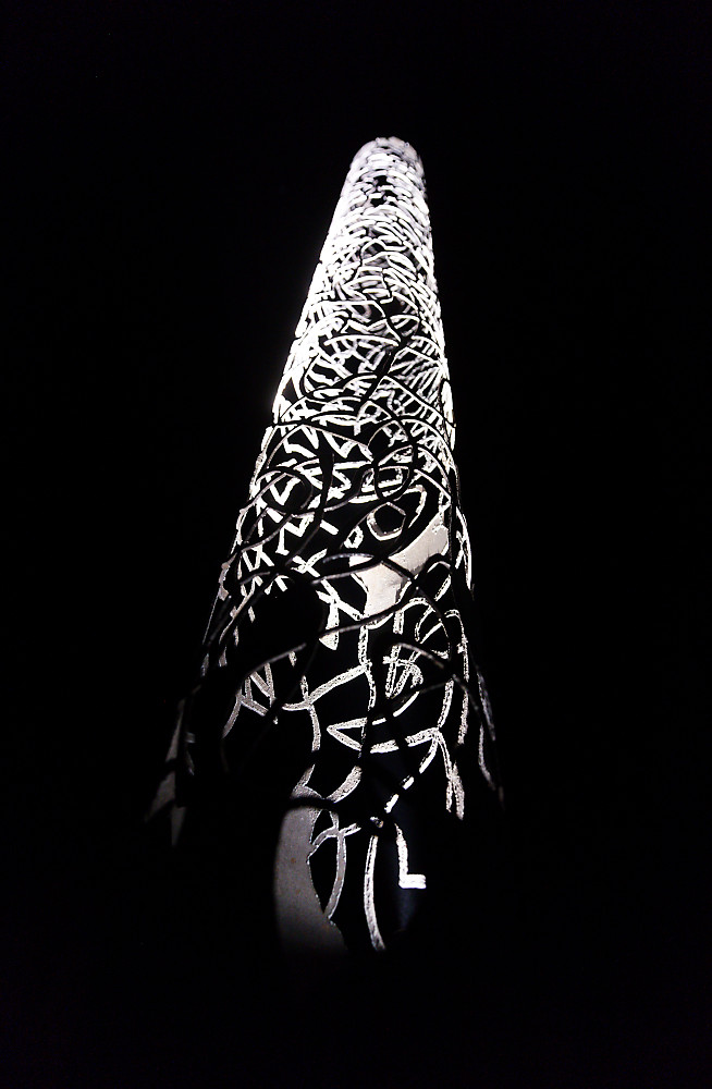 sculpture monumentale en acier de nuit et éclairée par l'intérieur