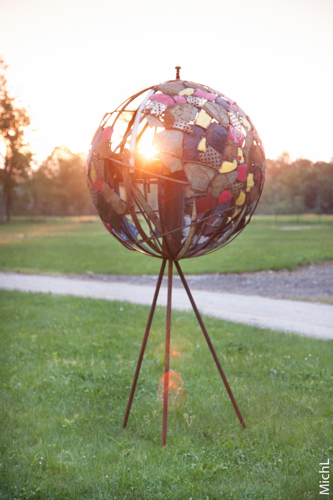 Sculpture en acier dans un parc
