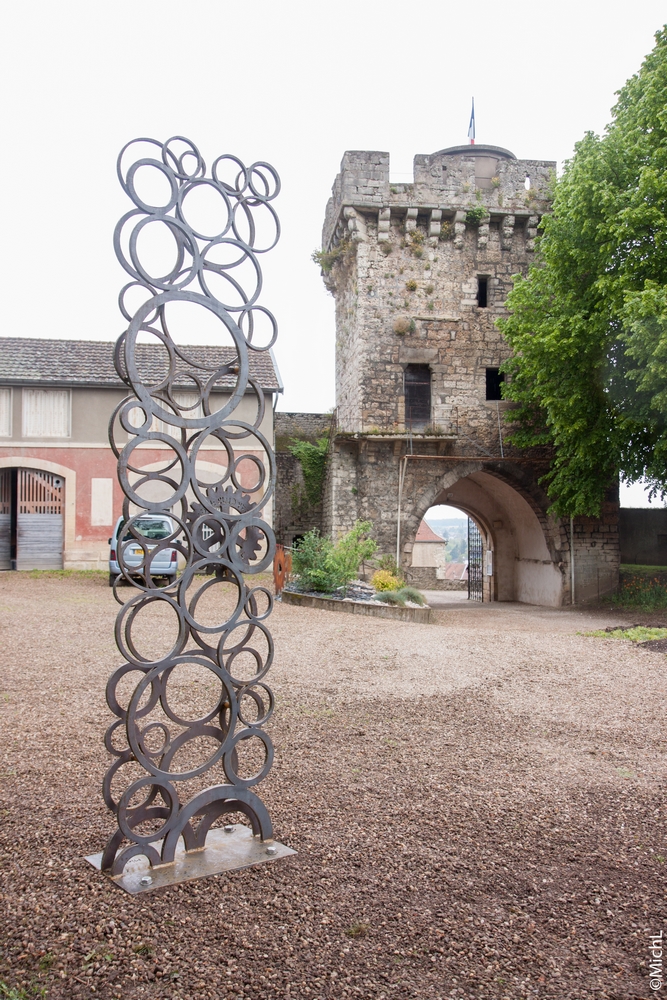 Sculpture monumentale en acier dans le parc d'un musée