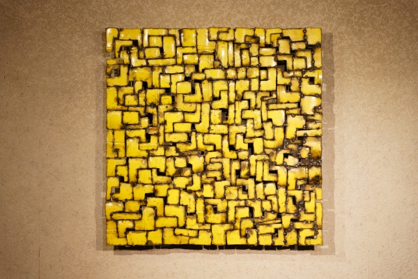 Tableau en acier jaune