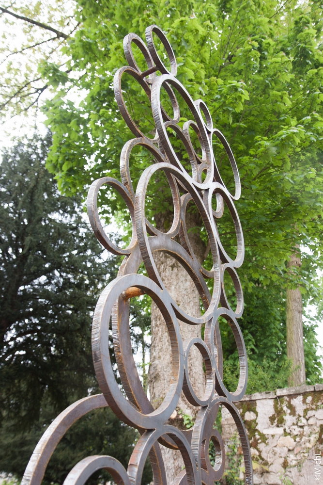 Sculpture monumentale en acier dans le parc d'un musée