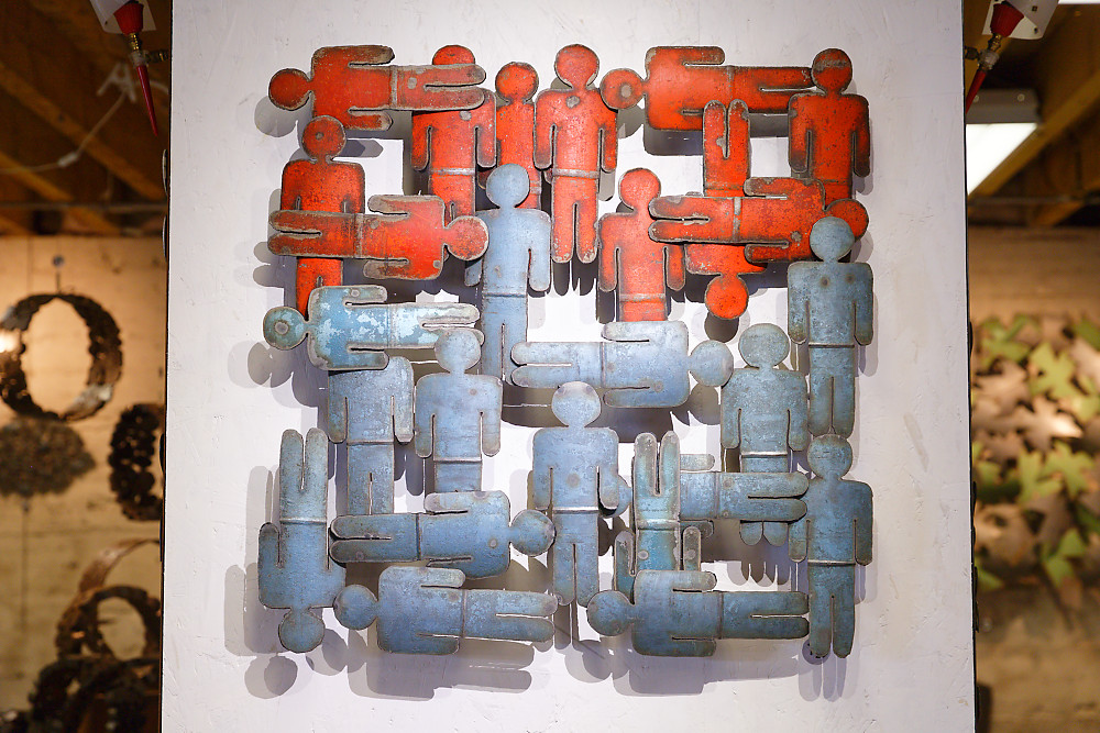 Tableau en acier composé de personnages rouges et bleus