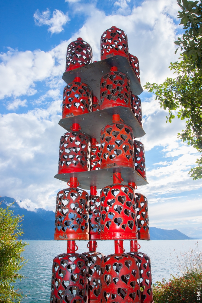 sculpture monumentale en acier réalisée avec des bouteilles de gaz