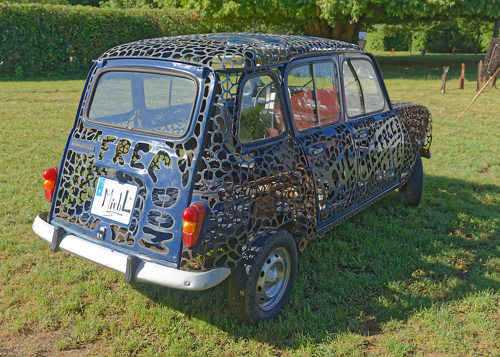 Renault 4 entièrement sculptée