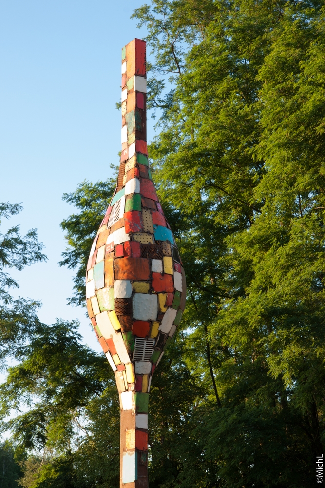 sculpture monumentale en acier, de multiples coule