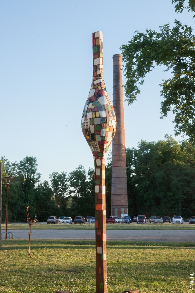 sculpture monumentale en acier, de multiples couleurs