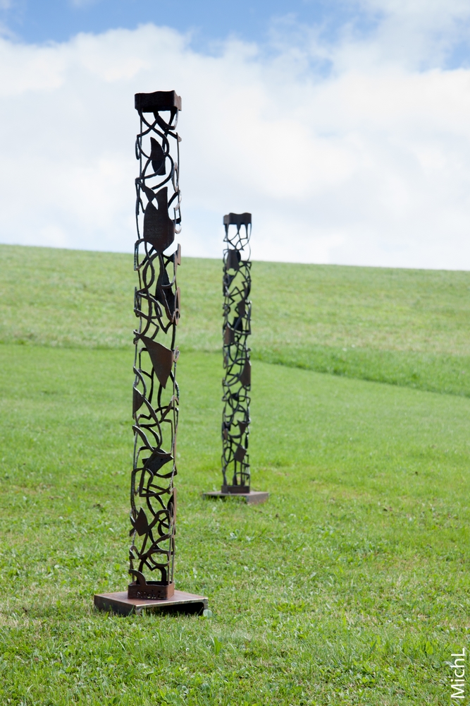 deux sculptures en acier dans un parc