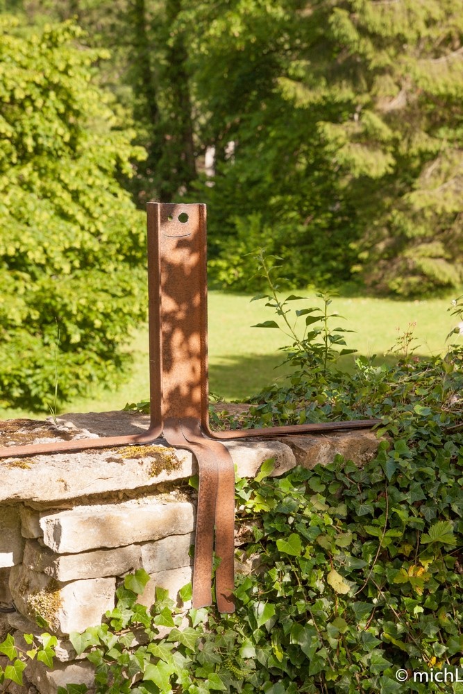 sculpture en acier dans un jardin