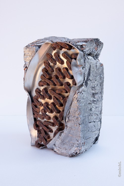 sculpture en acier et aluminium réalisée par compression