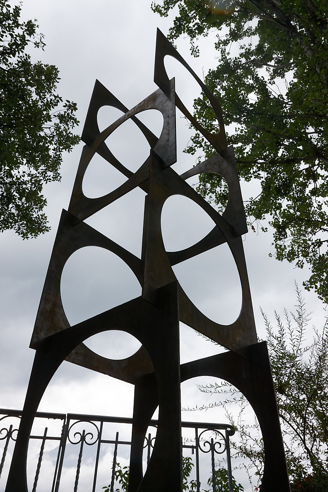 sculpture monumentale en acier utilisant la géométrie des cercles et des carrés