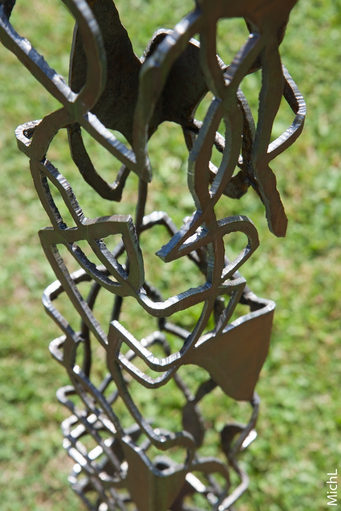 détails d'une sculpture en acier