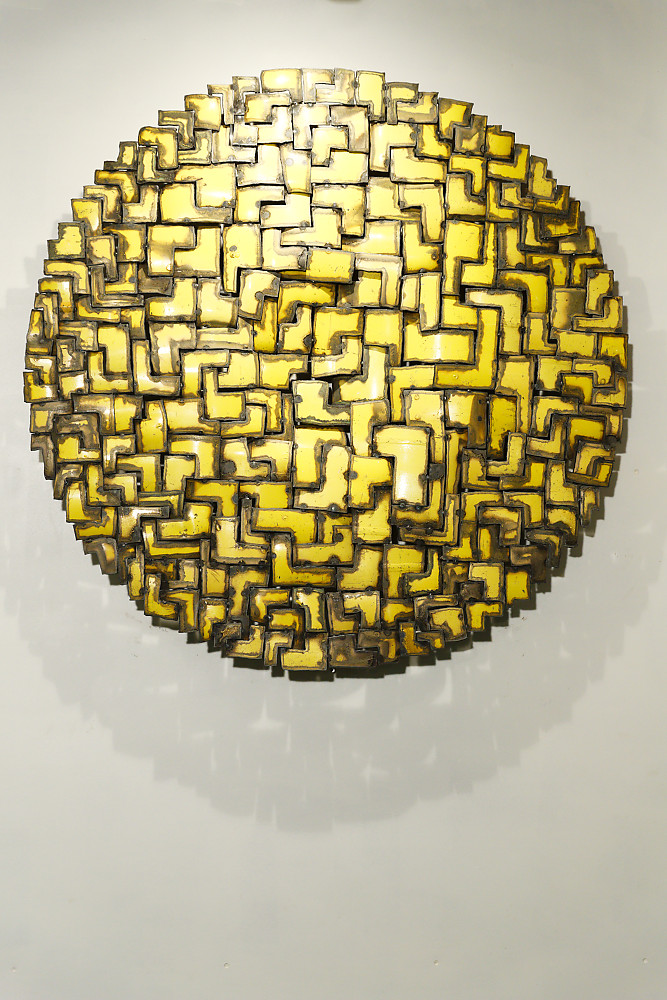 Tableau en acier jaune de forme circulaire