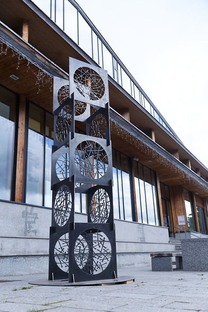 sculpture monumentale en acier utilisant la géométrie des cercles et des carrés