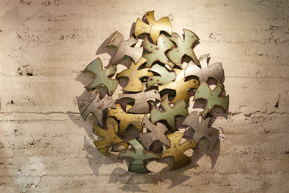 Tableau en acier composé de pièces en forme d'oiseaux
