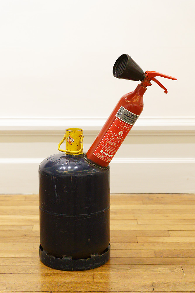 Sculpture réalisée avec une bouteille de gaz bleue et un extincteur rouge