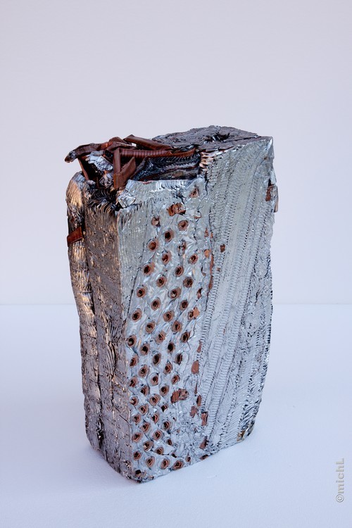 sculpture en acier et aluminium réalisée par compression