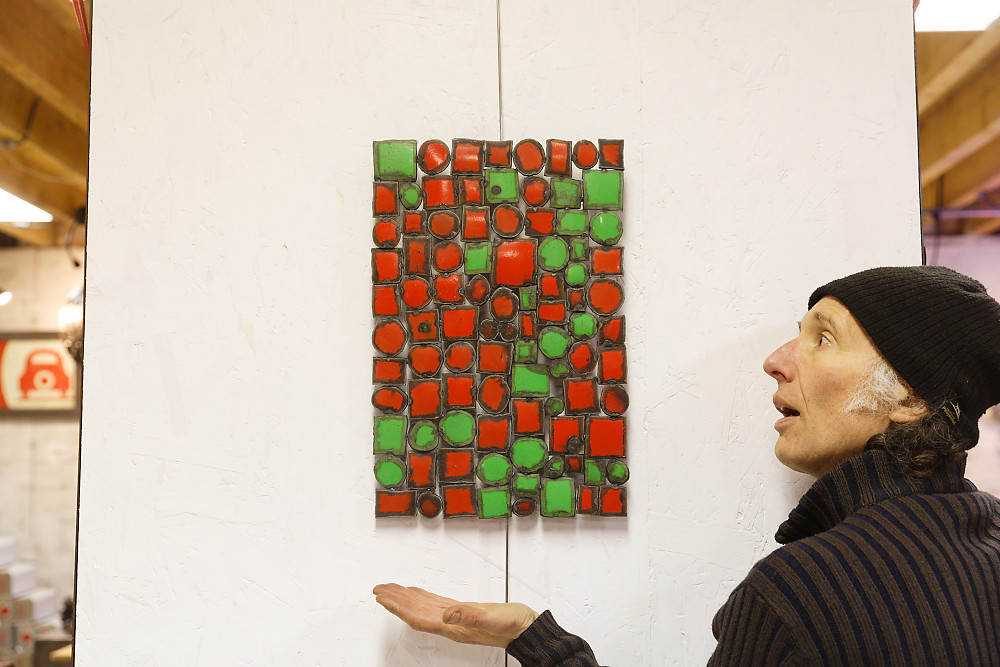 Tableau en acier vert et rouge en présence de l'artiste