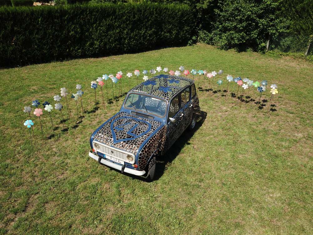 Renault 4 entièrement sculptée