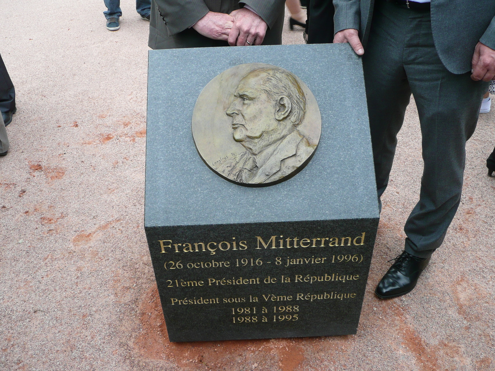 Bas-relief de François Mitterrand, à Goussainville, par Sébastien Langloÿs