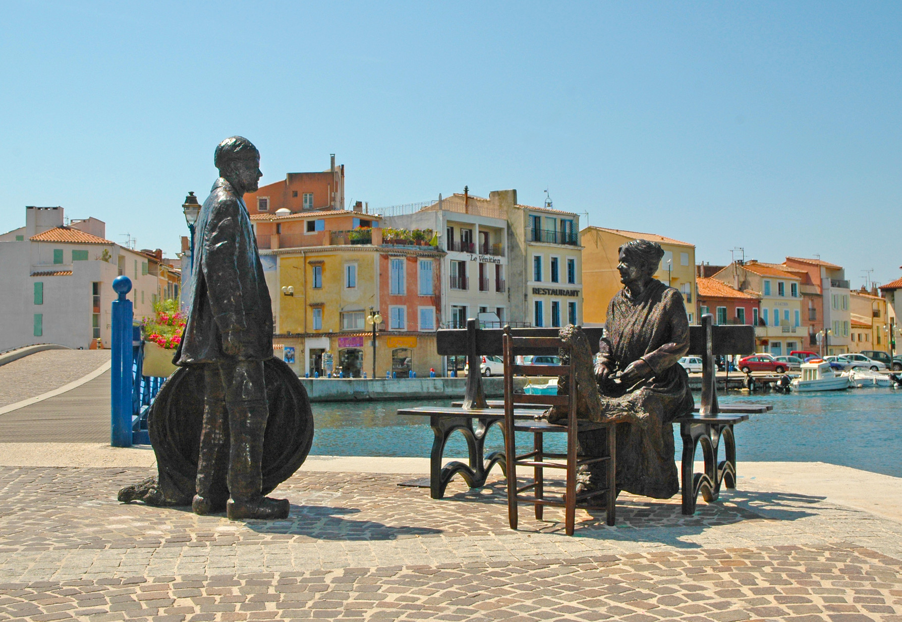 Statues en pied du Pêcheur et la Ramendeuse, au Port de Martigues, par Sébastien Langloÿs